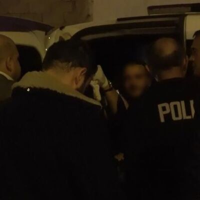 Kendisini evlatlık veren babasını mermerle katletti!