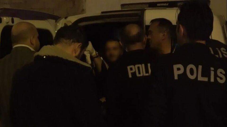 Kendisini evlatlık veren babasını mermerle katletti!