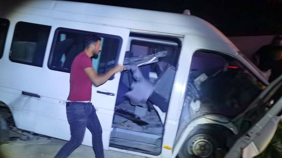 Yolcu minibüsü takla attı