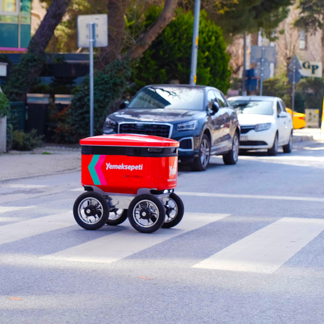 Yemeği artık 'robot' ile teslim edecek