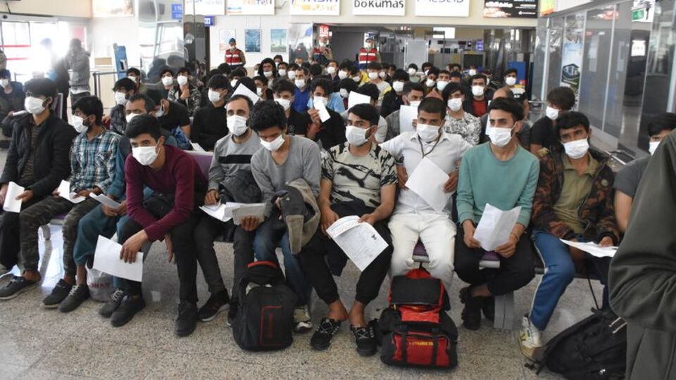 908 düzensiz göçmen ülkelerine gönderildi