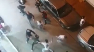 Sokak ortasında 30 kişi dehşeti yaşattı!