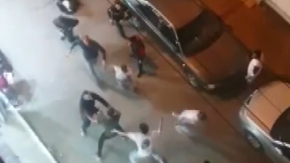 Sokak ortasında 30 kişi dehşeti yaşattı!