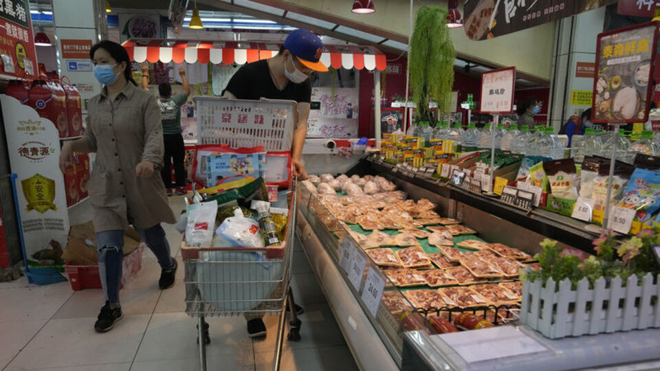 Pekin'de kapanma endişesi: Halk marketlere koştu!