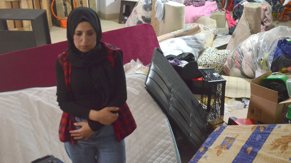 Emlakçı evi satıp eşyalarını sokağa attı!