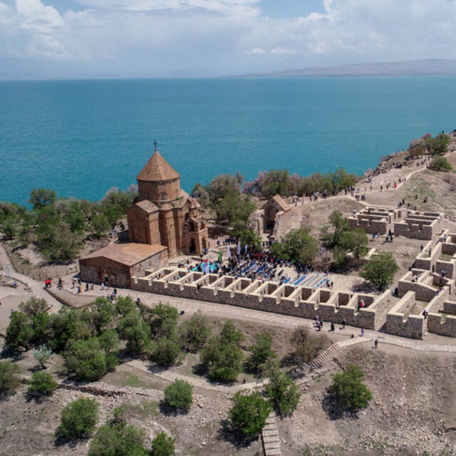 Akdamar Adası 'Badem Çiçeği Festivali'ne ev sahipliği yaptı