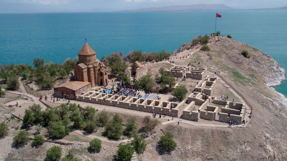 Akdamar Adası 'Badem Çiçeği Festivali'ne ev sahipliği yaptı
