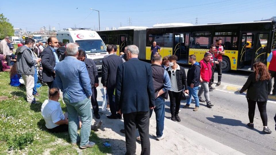 İkitelli'de otobüs, servis, kamyonet birbirine girdi!