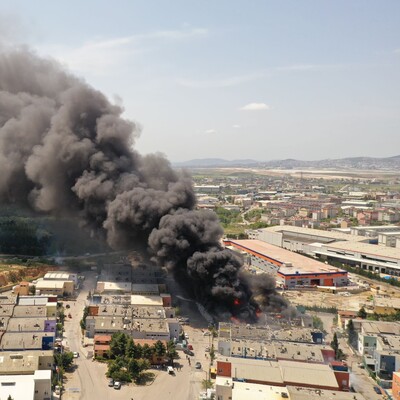 Birçok ilçeden duyuldu! Tuzla'da bir fabrikada patlama ve yangın!