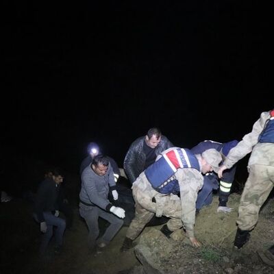 Feci kazada iki otomobil çaya uçtu: 2 ölü, 2 yaralı, 1 kayıp
