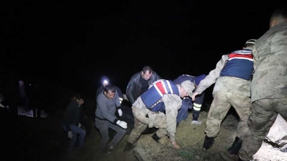Feci kazada iki otomobil çaya uçtu: 2 ölü, 2 yaralı, 1 kayıp