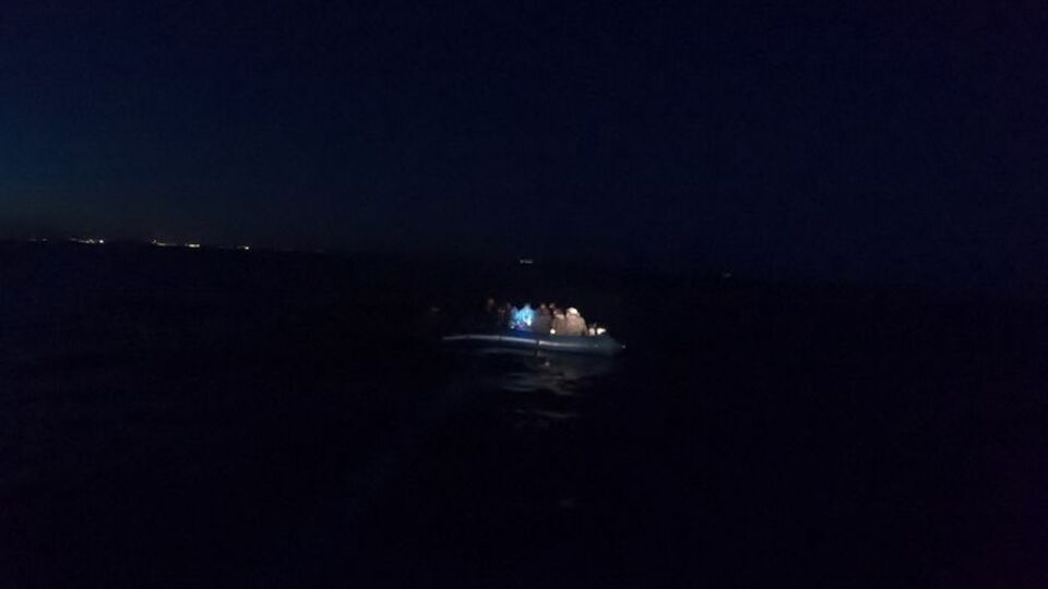 İzmir'de 60 kaçak göçmen kurtarıldı