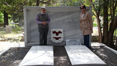 Kabri başında anıldı