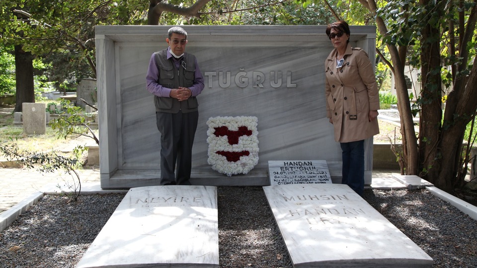 Kabri başında anıldı