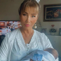 Ünlü şarkıcı erken doğum yaptı