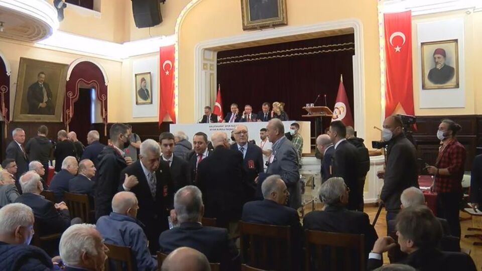 Galatasaraylı üyeler imza topladı