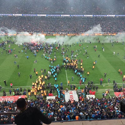 Maç bitti sanıp sahaya girdiler!