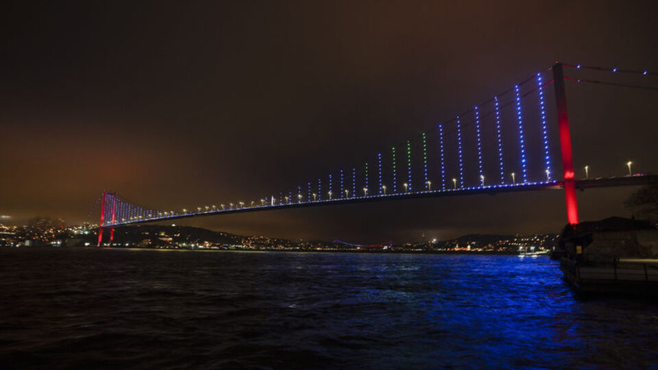 İstanbul Boğazı, bordo mavi!