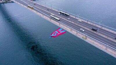 Trabzonspor bayrağı köprüye asıldı!