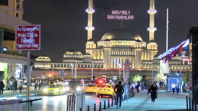 Taksim Meydanı araç ve yaya trafiğine tekrar açıldı