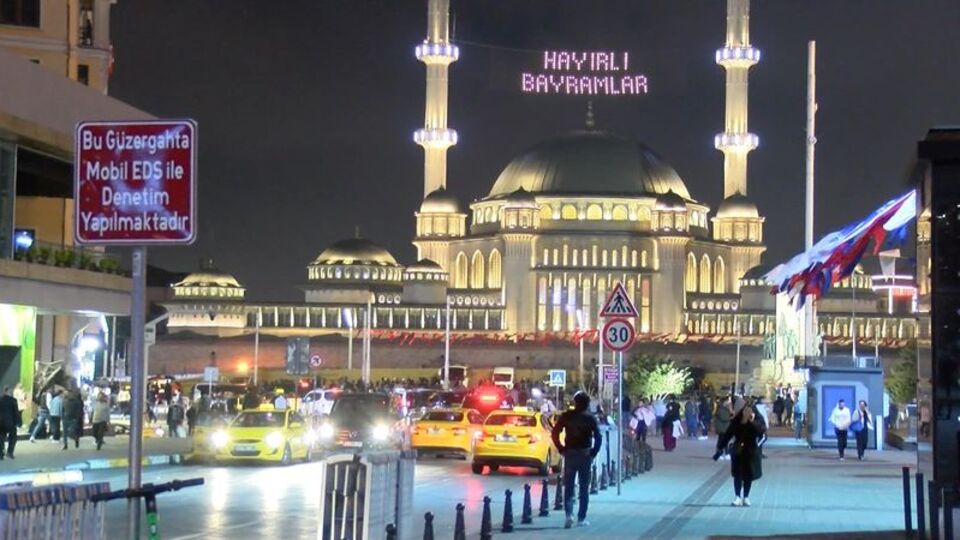 Taksim Meydanı araç ve yaya trafiğine tekrar açıldı