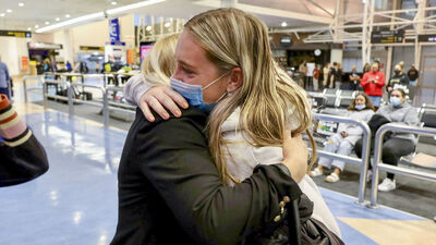 2 yıl sonra kapılarını açtı: Havaalanında duygusal anlar!
