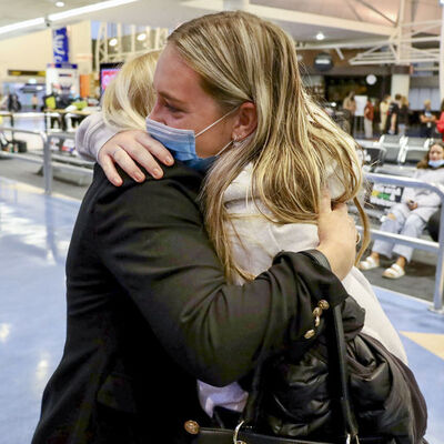 2 yıl sonra kapılarını açtı: Havaalanında duygusal anlar!