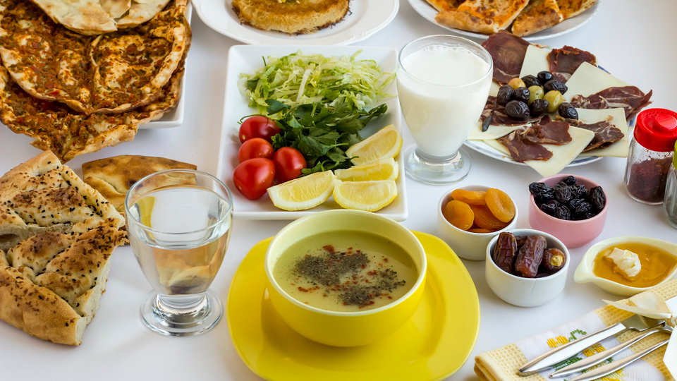 Orucun vücuda yararının korunması için bayramda beslenmeye dikkat edilmeli
