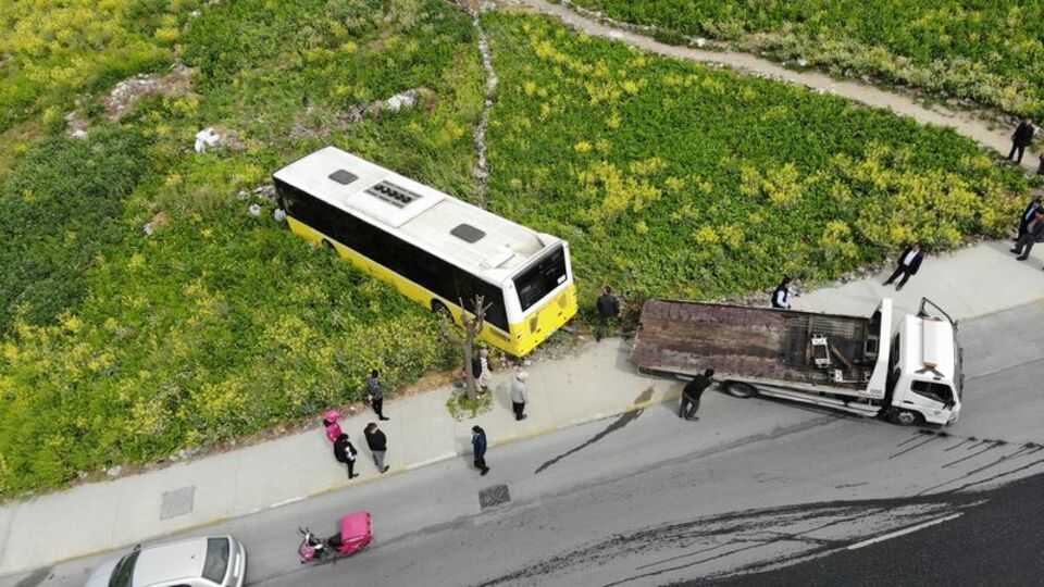 İETT otobüsü çayırlık alana uçtu