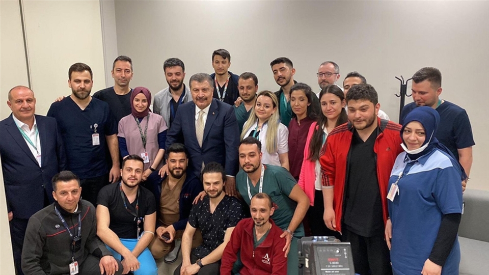 Bakan Koca, sağlık çalışanlarının bayramını kutladı