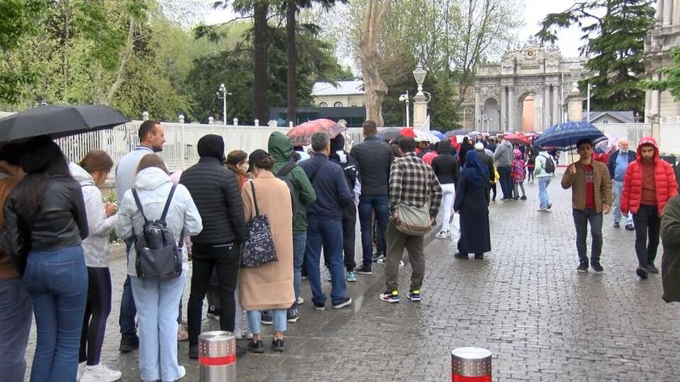 Dolmabahçe ziyaretçilerle dolup taştı