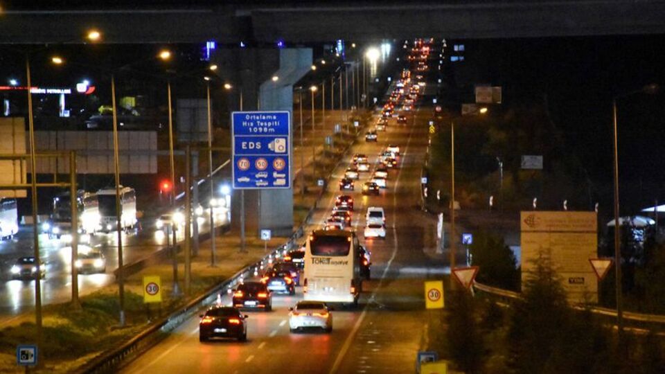 'Kilit kavşak'ta trafik yoğunluğu