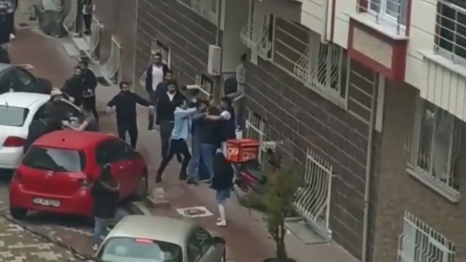 Kiracılarla ev sahiplerinin tartışmasında meydan savaşı çıktı!