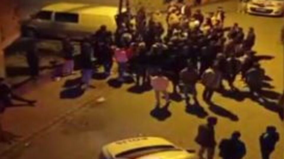 Taciz eden grubu mahalleli bıçakladı!