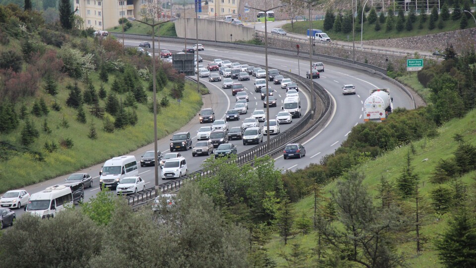 Bayram dönüşü TEM'de yoğunluk yaşanıyor!