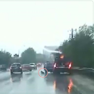 Trafikte korku dolu anlar! Araçtaki çocuk yola düştü