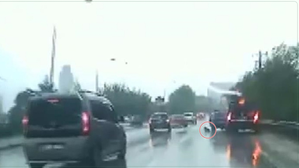 Trafikte korku dolu anlar! Araçtaki çocuk yola düştü