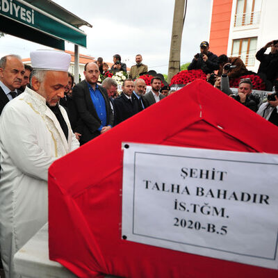 Şehidin cenaze namazını babası kıldırdı