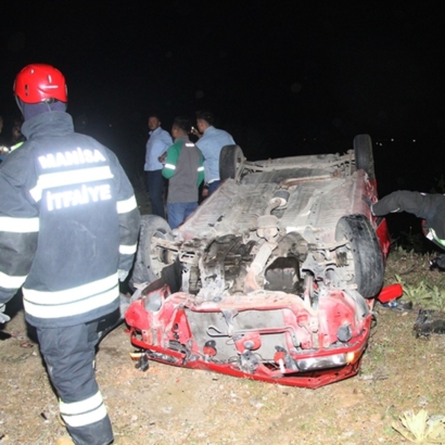 Manisa'da otomobil şarampole devrildi: 1 ölü, 7 yaralı