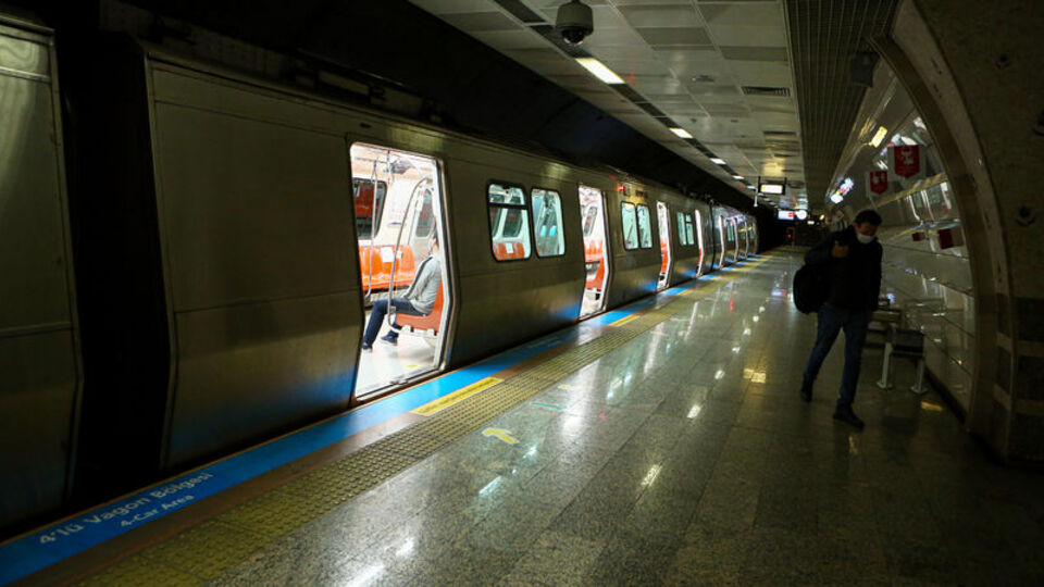 Metroda bıçaklı kavga!