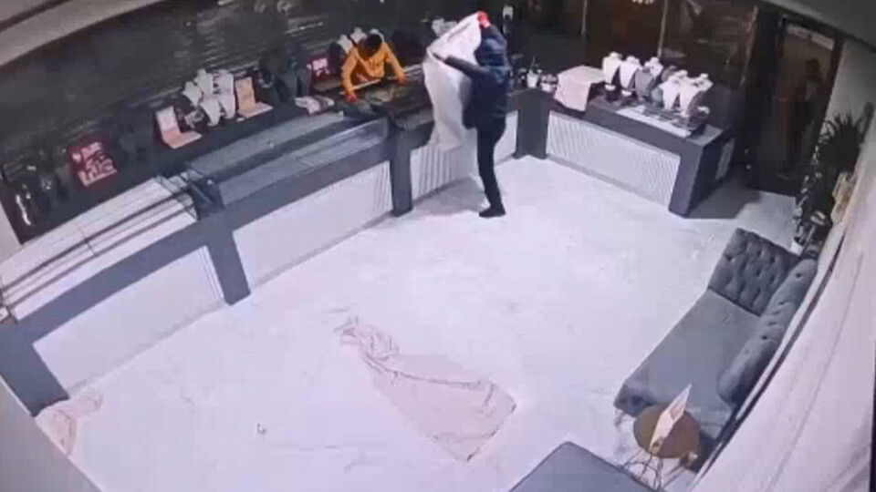 Kameraya yansıdı! Çuvalla altın çaldılar! Frekansı çözdüler!