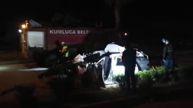 Otomobil su tankerine çarptı: 1 ölü, 2 yaralı