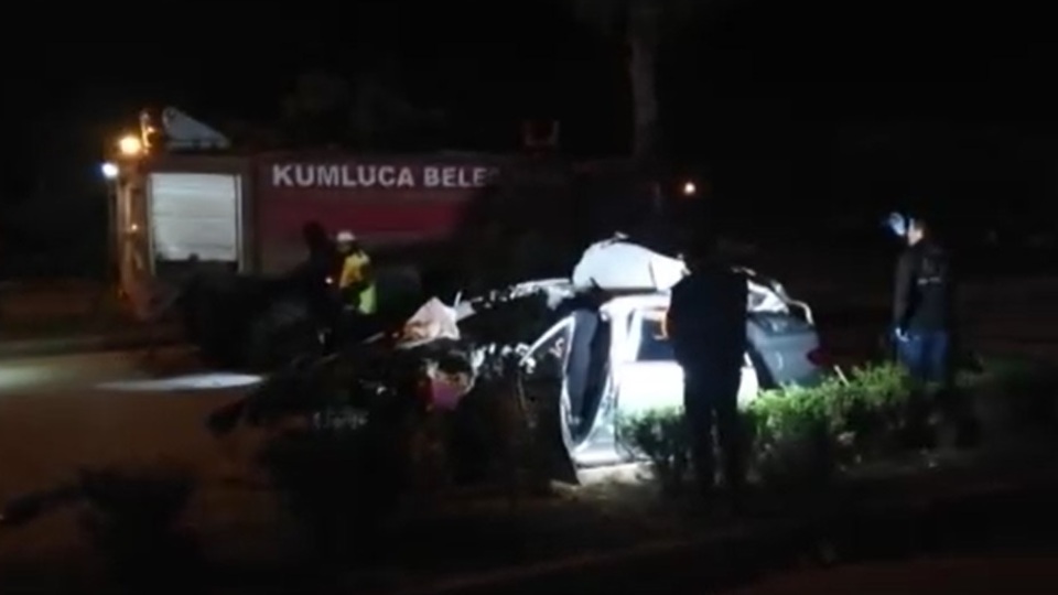 Otomobil su tankerine çarptı: 1 ölü, 2 yaralı