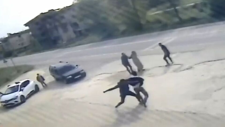 Hatalı sollama kavgası! O anlar kamerada