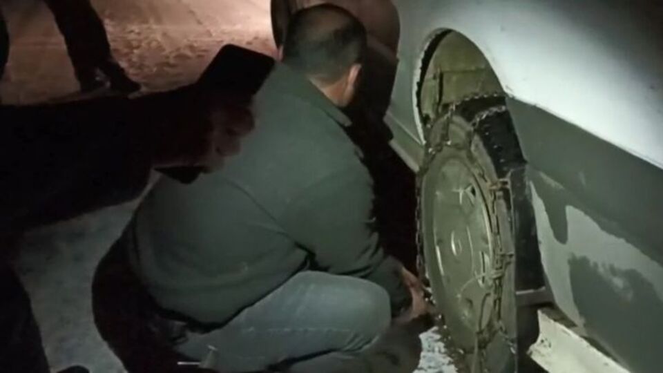 Van'da mayıs karı! Zincir taktılar