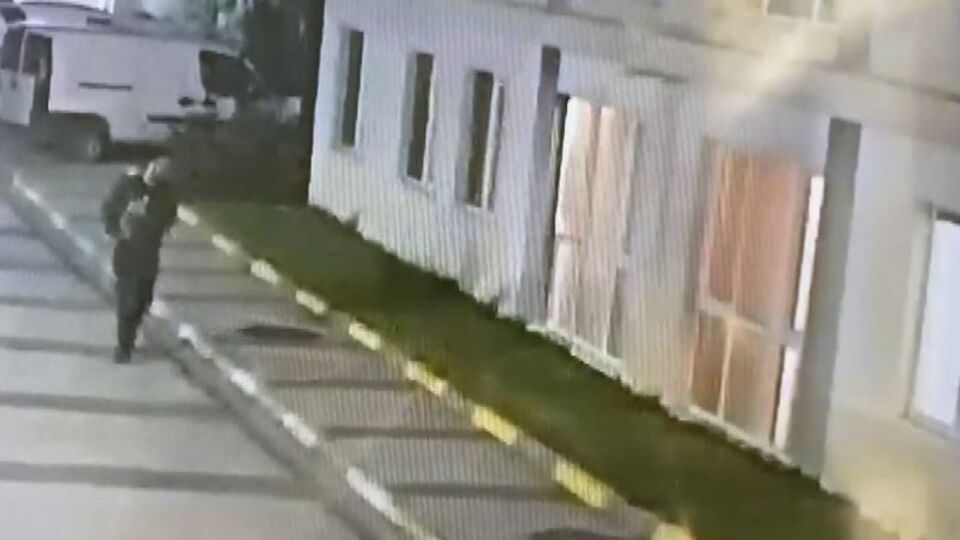 Çaldığı kediyi taksiyle geri gönderdi