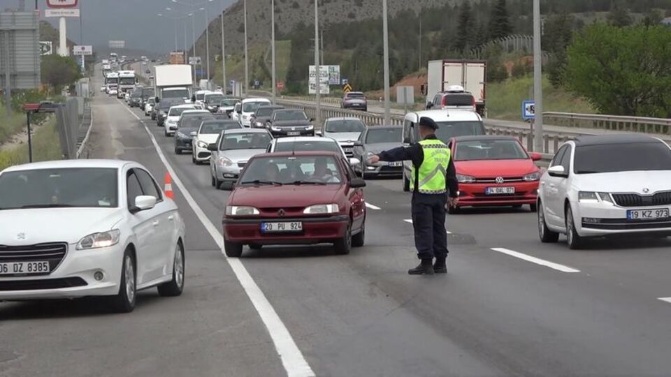 4 uyarı! 43 ilin geçiş güzergahı kilit kavşakta sıkı denetim