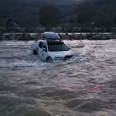 Dereyi geçmeye çalışıyordu! Kapaklar açılınca...