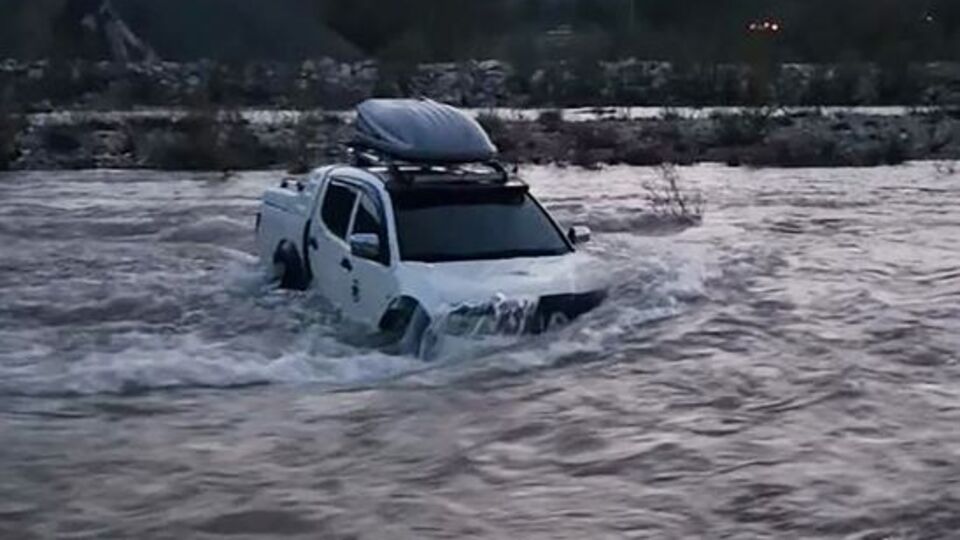 Dereyi geçmeye çalışıyordu! Kapaklar açılınca...