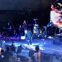 Gülben Ergen sahnede düştü